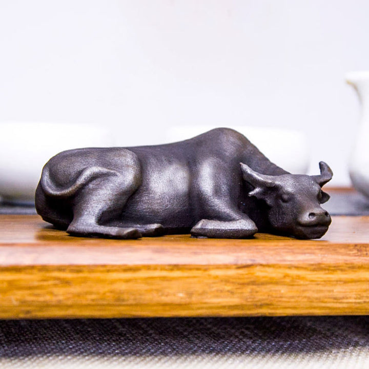 Estatua de resina fundida con óxido de hierro en polvo de toro de búfalo de agua pequeño hecha a mano con Buddha Stones para decoración del hogar