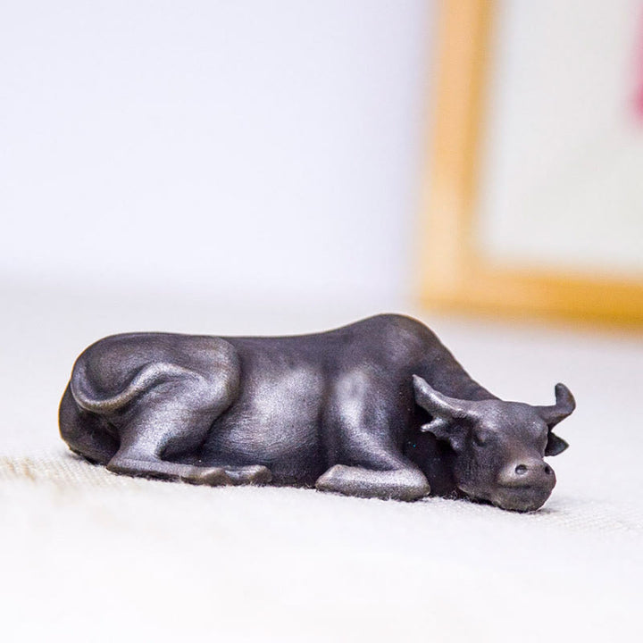 Estatua de resina fundida con óxido de hierro en polvo de toro de búfalo de agua pequeño hecha a mano con Buddha Stones para decoración del hogar