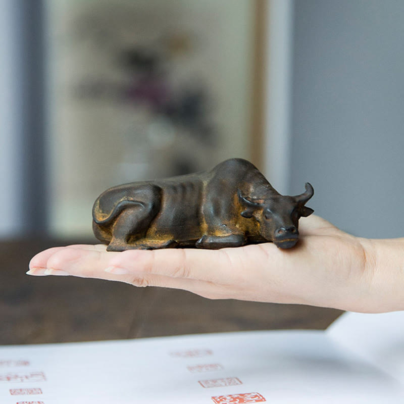 Estatua de resina fundida con óxido de hierro en polvo de toro de búfalo de agua pequeño hecha a mano con Buddha Stones para decoración del hogar