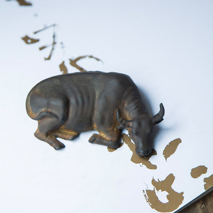 Estatua de resina fundida con óxido de hierro en polvo de toro de búfalo de agua pequeño hecha a mano con Buddha Stones para decoración del hogar