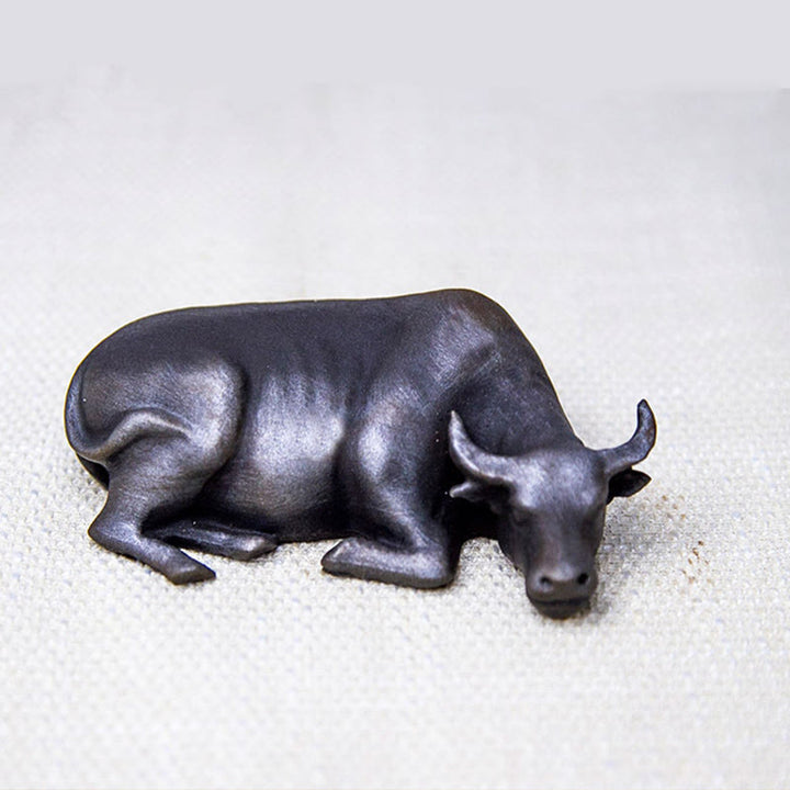 Estatua de resina fundida con óxido de hierro en polvo de toro de búfalo de agua pequeño hecha a mano con Buddha Stones para decoración del hogar
