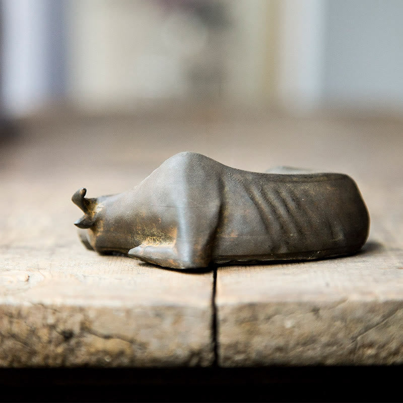 Estatua de resina fundida con óxido de hierro en polvo de toro de búfalo de agua pequeño hecha a mano con Buddha Stones para decoración del hogar
