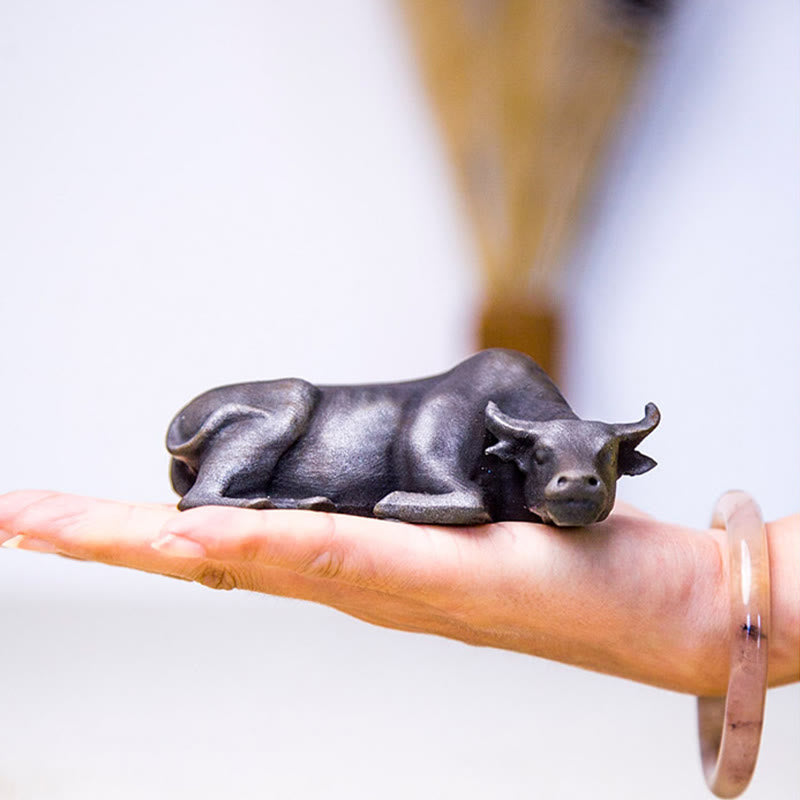 Estatua de resina fundida con óxido de hierro en polvo de toro de búfalo de agua pequeño hecha a mano con Buddha Stones para decoración del hogar