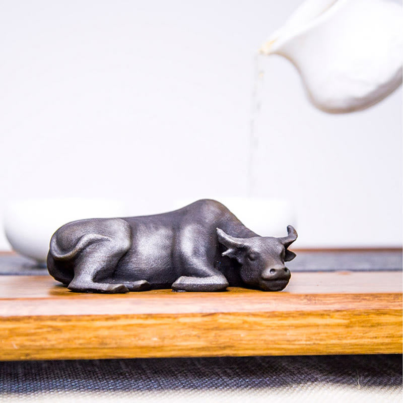 Estatua de resina fundida con óxido de hierro en polvo de toro de búfalo de agua pequeño hecha a mano con Buddha Stones para decoración del hogar