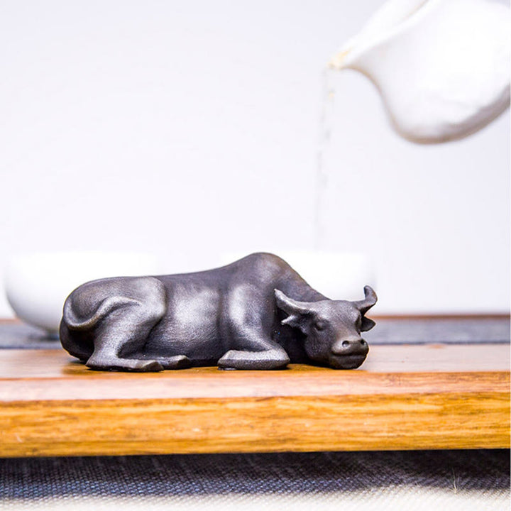 Estatua de resina fundida con óxido de hierro en polvo de toro de búfalo de agua pequeño hecha a mano con Buddha Stones para decoración del hogar