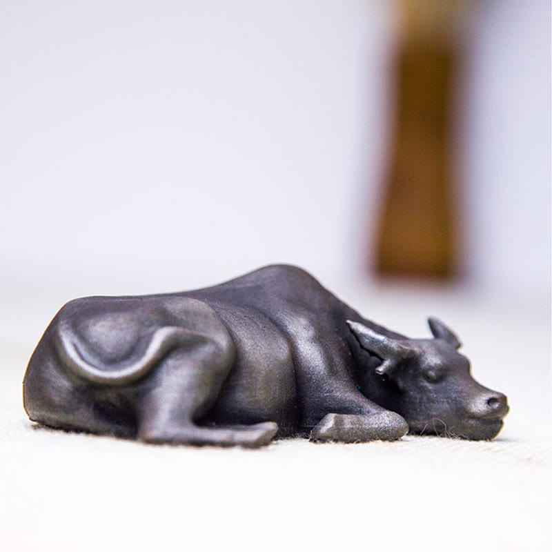 Estatua de resina fundida con óxido de hierro en polvo de toro de búfalo de agua pequeño hecha a mano con Buddha Stones para decoración del hogar