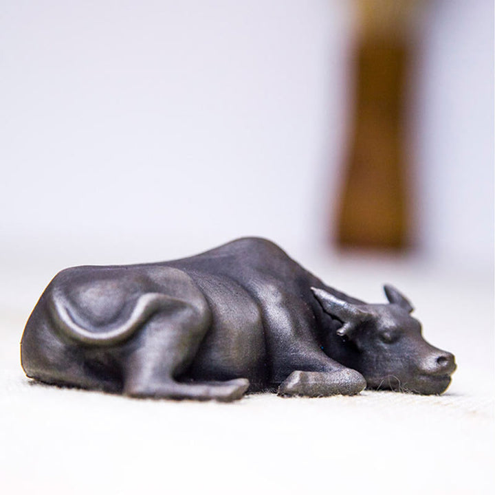 Estatua de resina fundida con óxido de hierro en polvo de toro de búfalo de agua pequeño hecha a mano con Buddha Stones para decoración del hogar