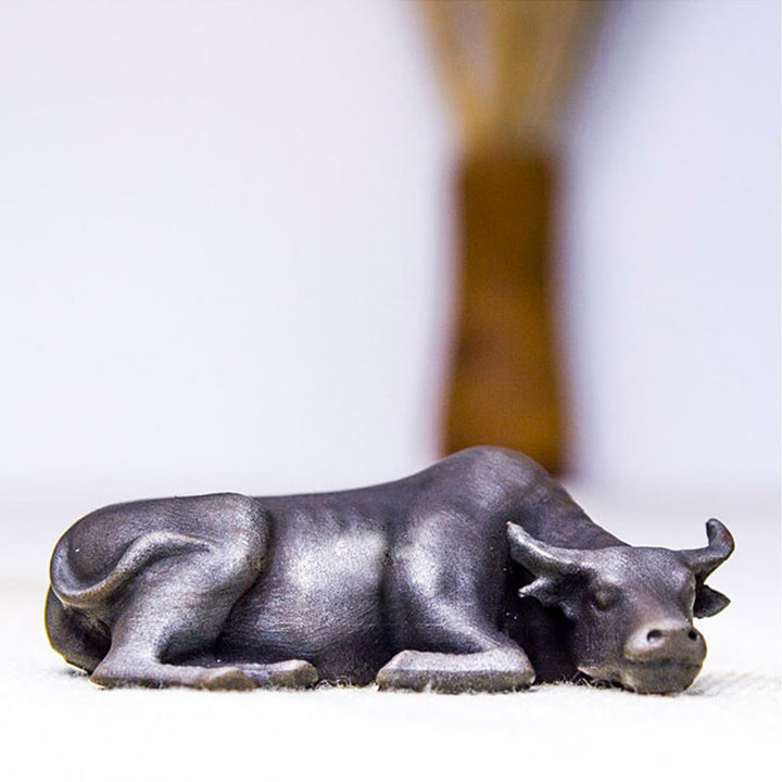 Estatua de resina fundida con óxido de hierro en polvo de toro de búfalo de agua pequeño hecha a mano con Buddha Stones para decoración del hogar