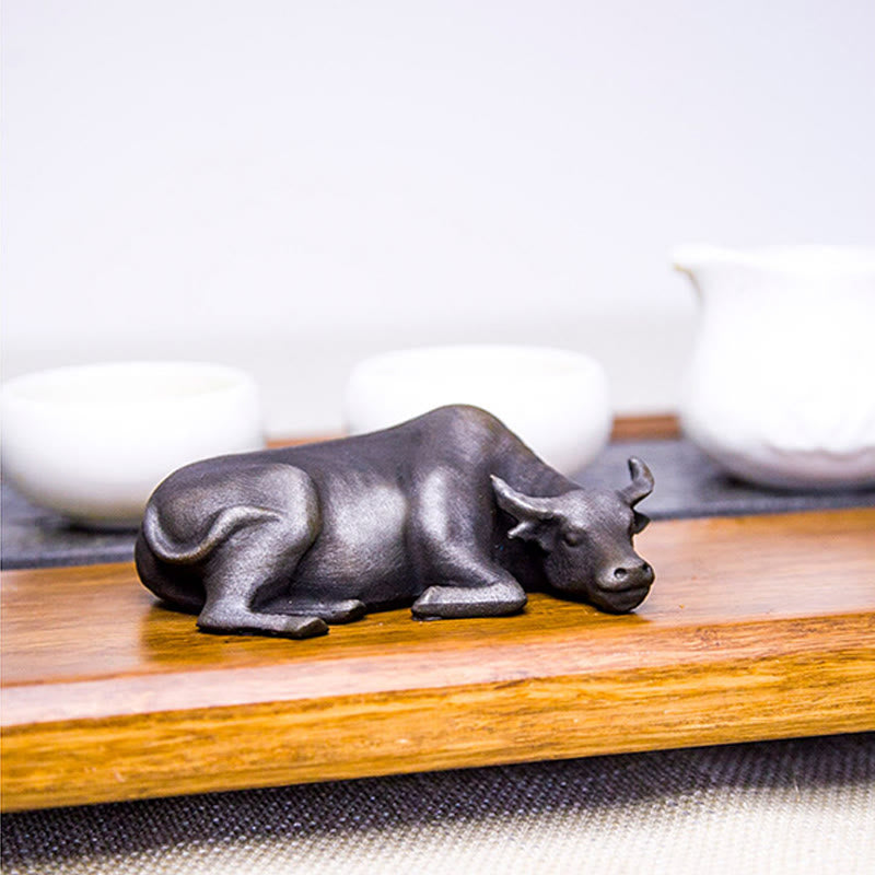 Estatua de resina fundida con óxido de hierro en polvo de toro de búfalo de agua pequeño hecha a mano con Buddha Stones para decoración del hogar