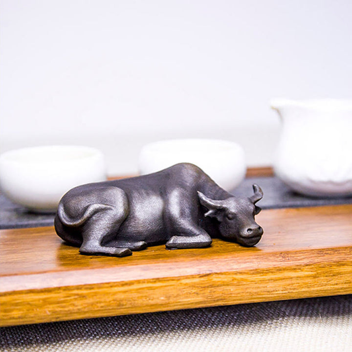 Estatua de resina fundida con óxido de hierro en polvo de toro de búfalo de agua pequeño hecha a mano con Buddha Stones para decoración del hogar