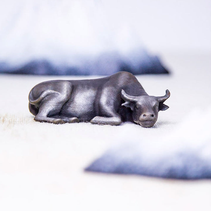 Estatua de resina fundida con óxido de hierro en polvo de toro de búfalo de agua pequeño hecha a mano con Buddha Stones para decoración del hogar
