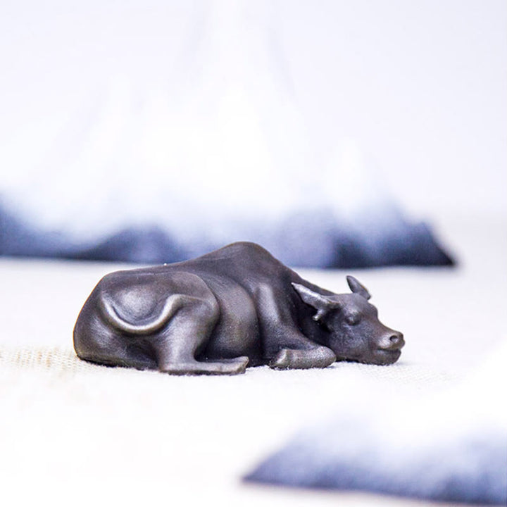 Estatua de resina fundida con óxido de hierro en polvo de toro de búfalo de agua pequeño hecha a mano con Buddha Stones para decoración del hogar