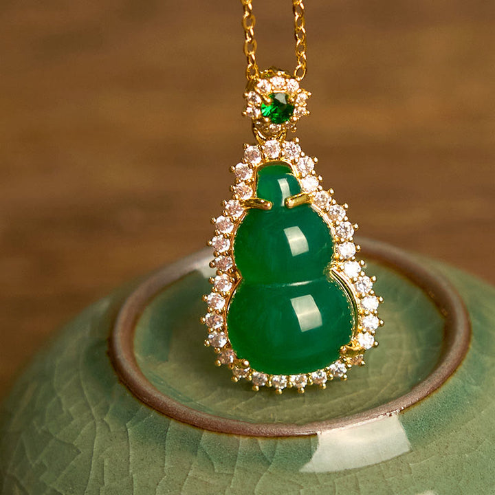 Colgante de calabaza de calcedonia verde con Buddha Stones