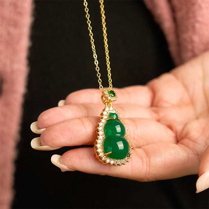 Colgante de calabaza de calcedonia verde con Buddha Stones
