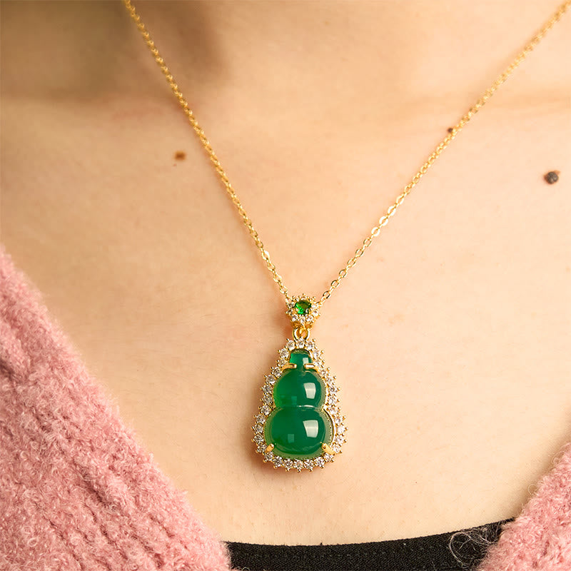 Colgante de calabaza de calcedonia verde con Buddha Stones