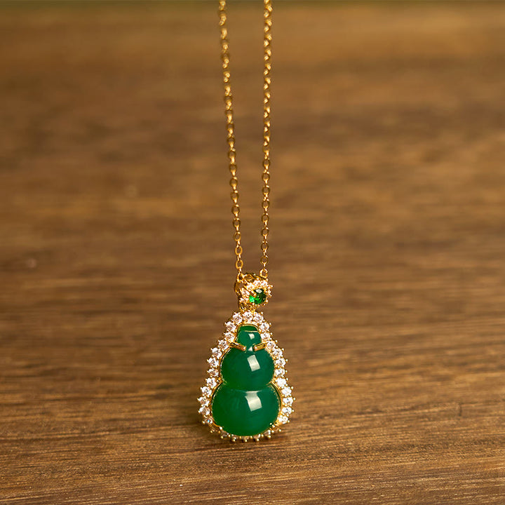 Colgante de calabaza de calcedonia verde con Buddha Stones