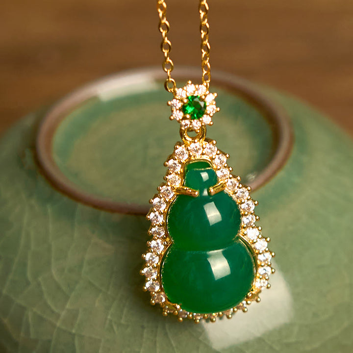 Colgante de calabaza de calcedonia verde con Buddha Stones
