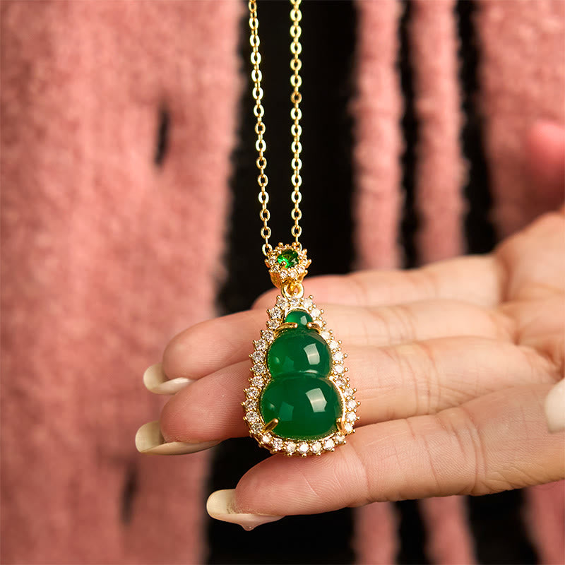 Colgante de calabaza de calcedonia verde con Buddha Stones