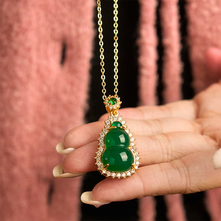 Colgante de calabaza de calcedonia verde con Buddha Stones