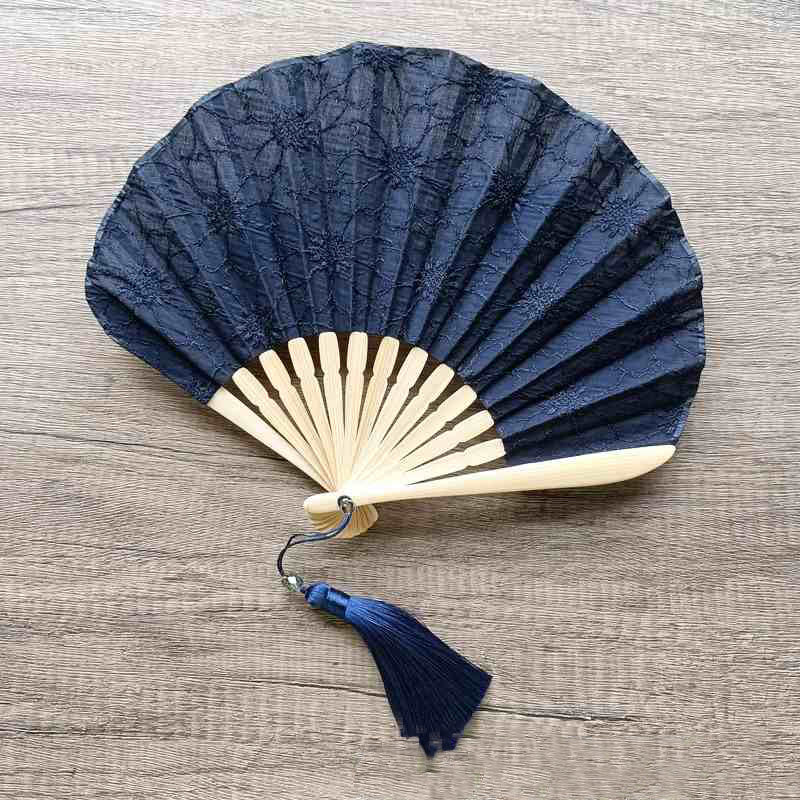 Abanico plegable de bambú de mano con borlas y forma de concha con bordado de flores grandes y retro con Buddha Stones