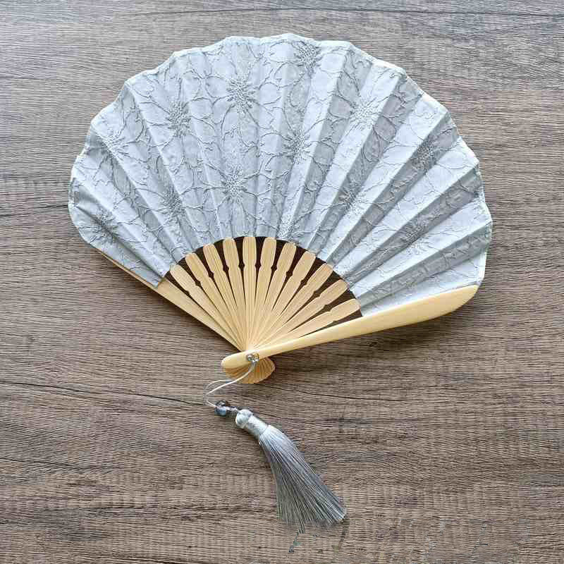 Abanico plegable de bambú de mano con borlas y forma de concha con bordado de flores grandes y retro con Buddha Stones