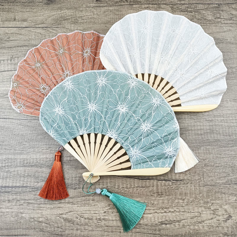 Abanico plegable de bambú de mano con borlas y forma de concha con bordado de flores grandes y retro con Buddha Stones