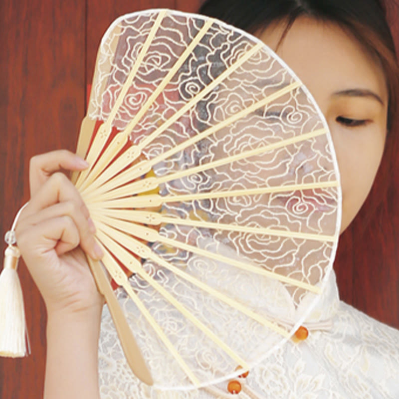 Abanico plegable de bambú de mano con borlas y forma de concha con bordado de rosas y Buddha Stones