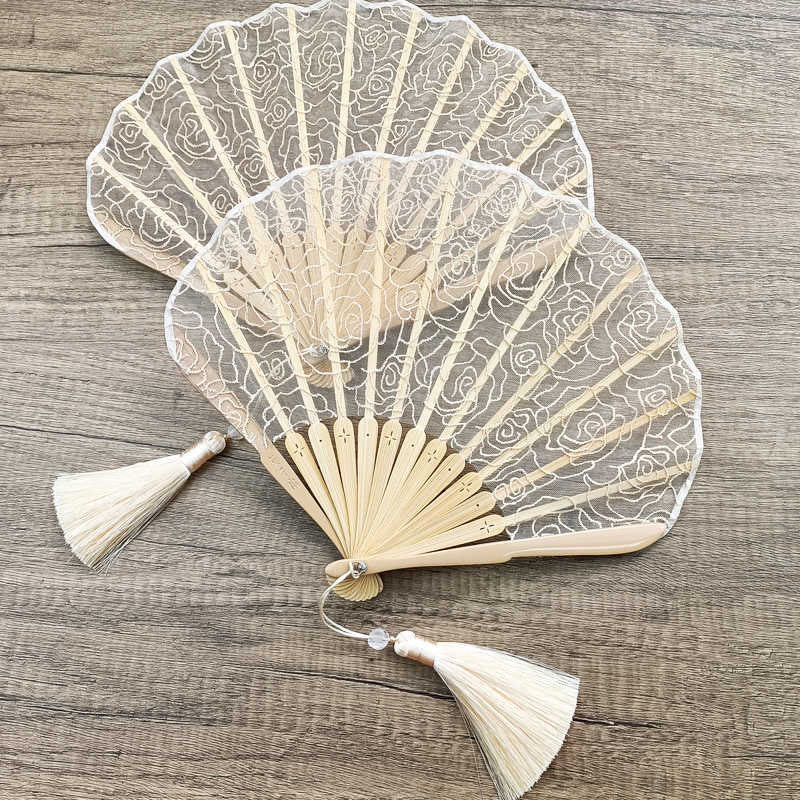 Abanico plegable de bambú de mano con borlas y forma de concha con bordado de rosas y Buddha Stones