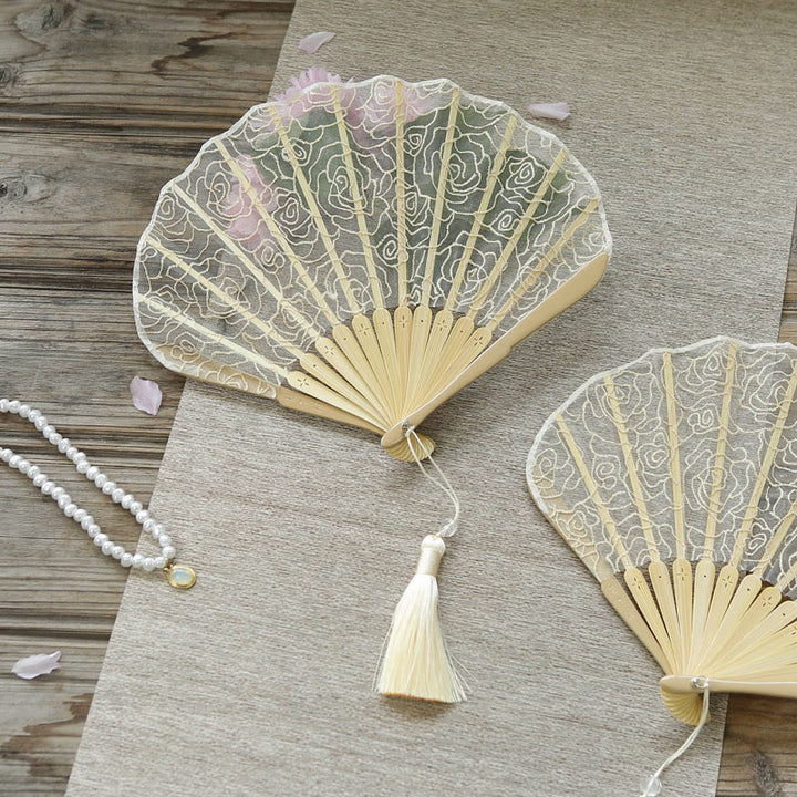 Abanico plegable de bambú de mano con borlas y forma de concha con bordado de rosas y Buddha Stones