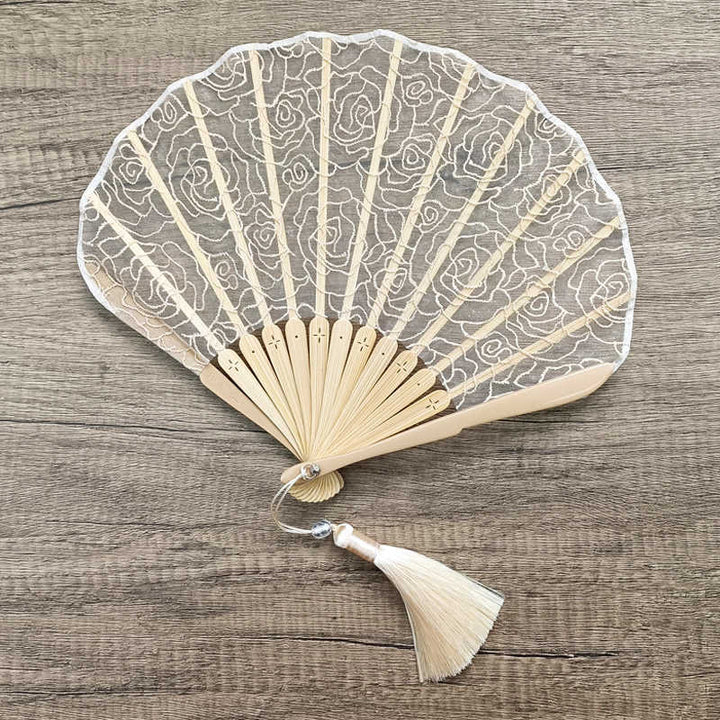 Abanico plegable de bambú de mano con borlas y forma de concha con bordado de rosas y Buddha Stones