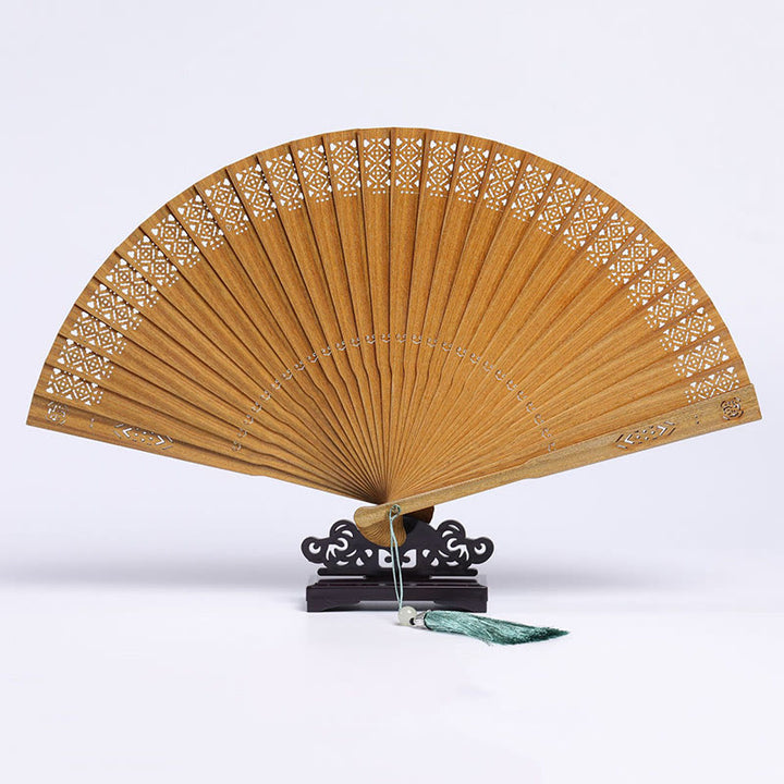 Abanico plegable de mano de madera de sándalo verde con diseño grabado de Buddha Stones auspiciosas, grulla, pavo real, Chang'e y luna