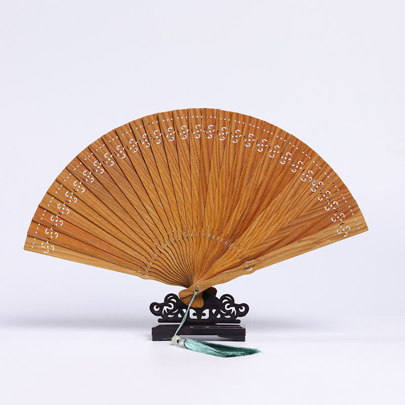 Abanico plegable de mano de madera de sándalo verde con diseño grabado de Buddha Stones auspiciosas, grulla, pavo real, Chang'e y luna