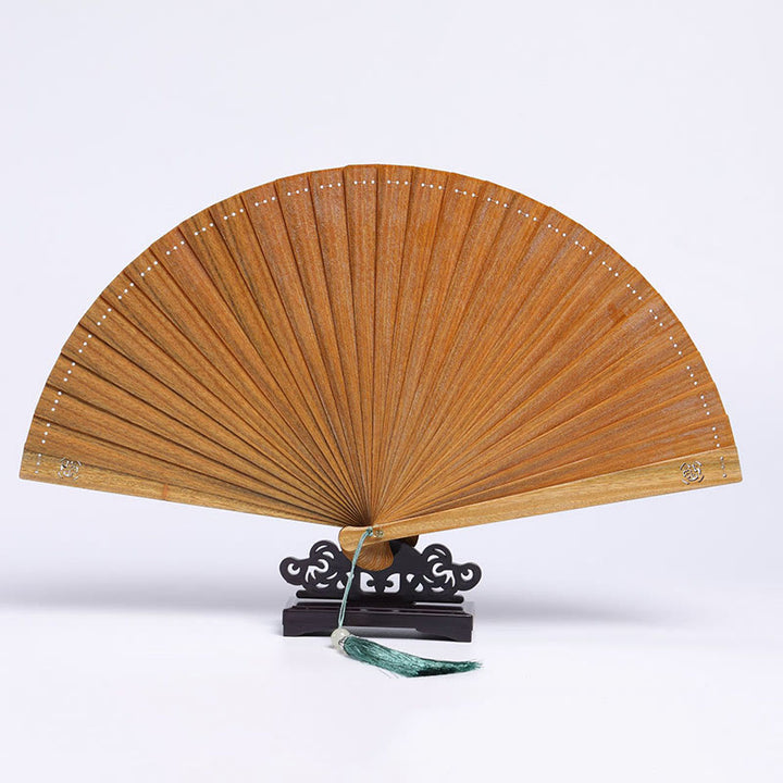 Abanico plegable de mano de madera de sándalo verde con diseño grabado de Buddha Stones auspiciosas, grulla, pavo real, Chang'e y luna