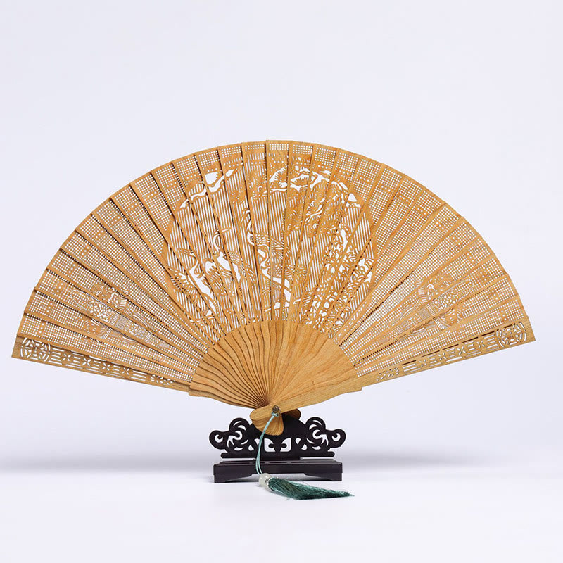 Abanico plegable de mano de madera de sándalo verde con diseño grabado de Buddha Stones auspiciosas, grulla, pavo real, Chang'e y luna