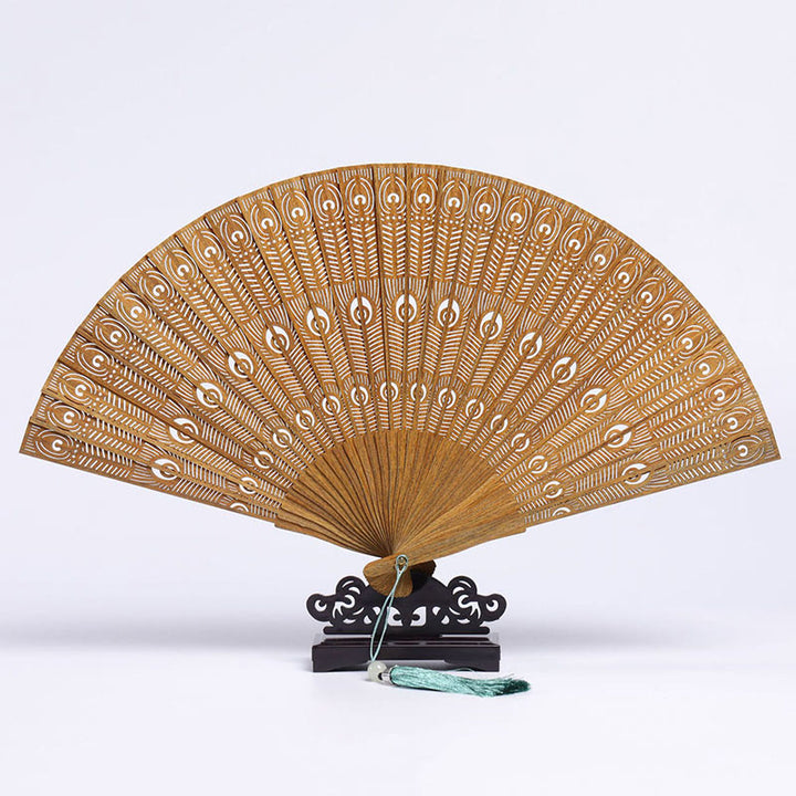 Abanico plegable de mano de madera de sándalo verde con diseño grabado de Buddha Stones auspiciosas, grulla, pavo real, Chang'e y luna - Grabado de pavo real en sándalo verde, 23 cm - image 3