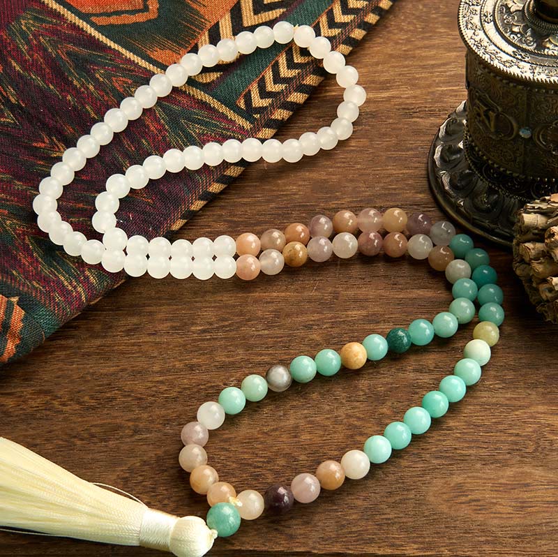 Pulsera de curación con borlas blancas y amazonita de jade blanco natural con 108 cuentas de mala de Buddha Stones