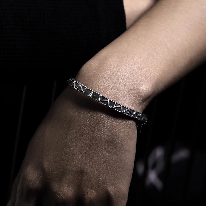 Media pulsera protectora de espinas con diseño de martillo y Buddha Stones en plata de ley