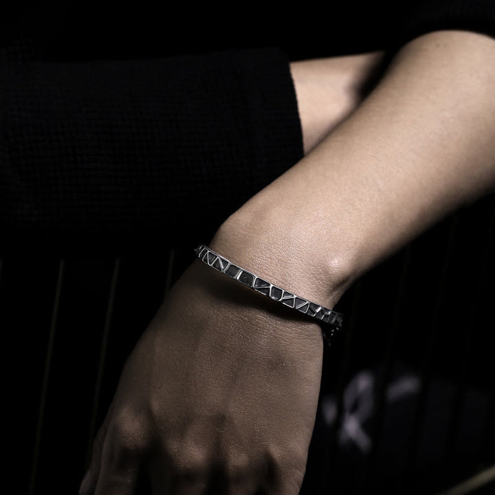 Media pulsera protectora de espinas con diseño de martillo y Buddha Stones en plata de ley