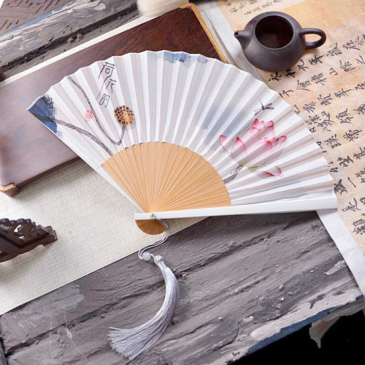 Abanico plegable de bambú y crepé de poliéster de 23,3 cm con pintura en tinta de caracteres chinos, diseño de flores de Buddha Stones y hojas