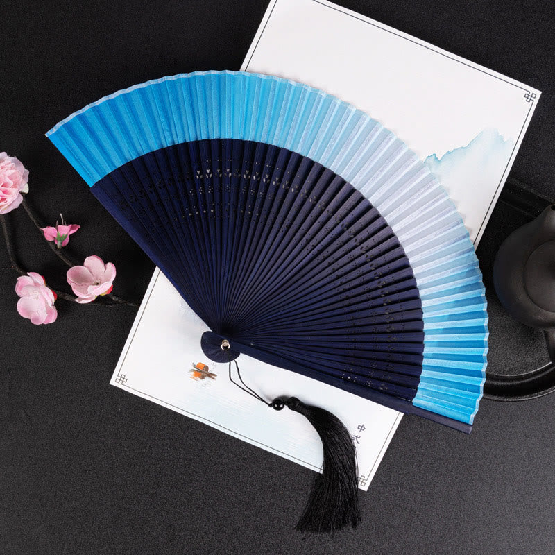 Ventilador plegable de bambú de mano con diseño de Buddha Stones, grullas y nubes auspiciosas, color sólido degradado. - Degradado azul 21 cm - image 19