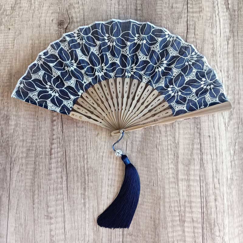Abanico plegable de bambú de mano con bordado de flores huecas de color sólido y Buddha Stones