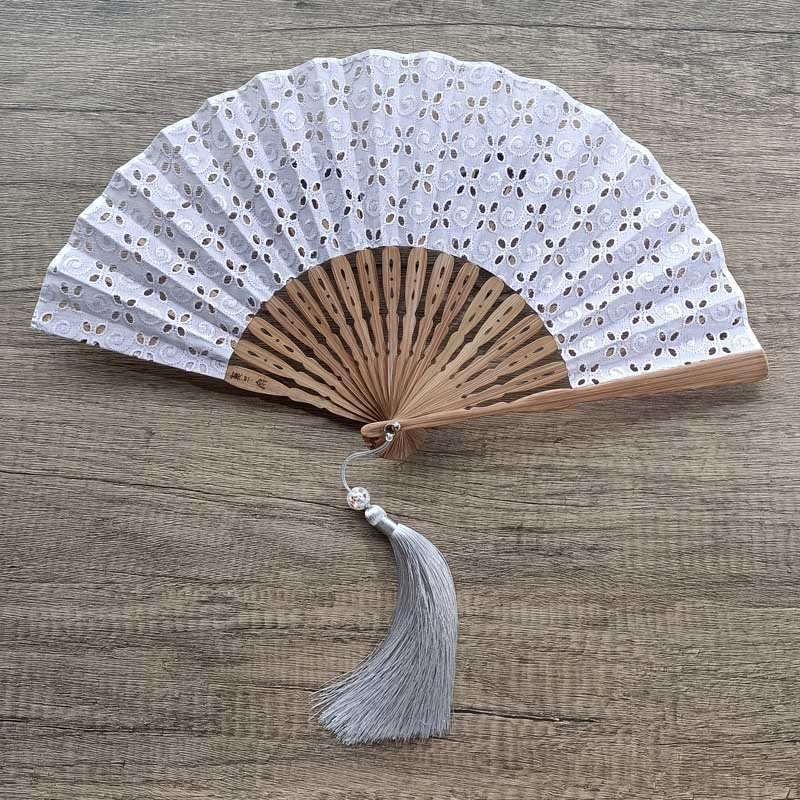 Abanico plegable de bambú de mano con bordado de flores huecas de color sólido y Buddha Stones