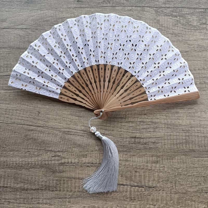 Abanico plegable de bambú de mano con bordado de flores huecas de color sólido y Buddha Stones
