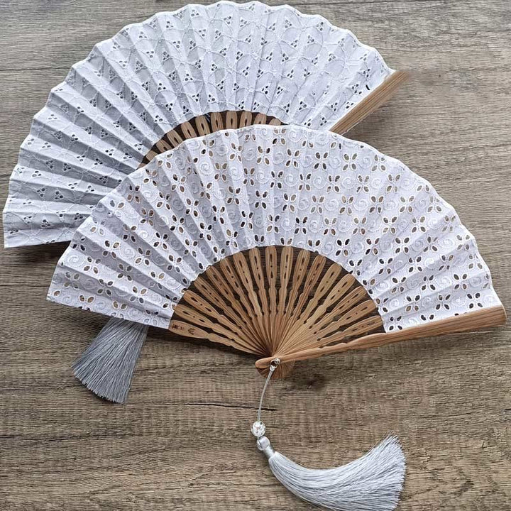 Abanico plegable de bambú de mano con bordado de flores huecas de color sólido y Buddha Stones