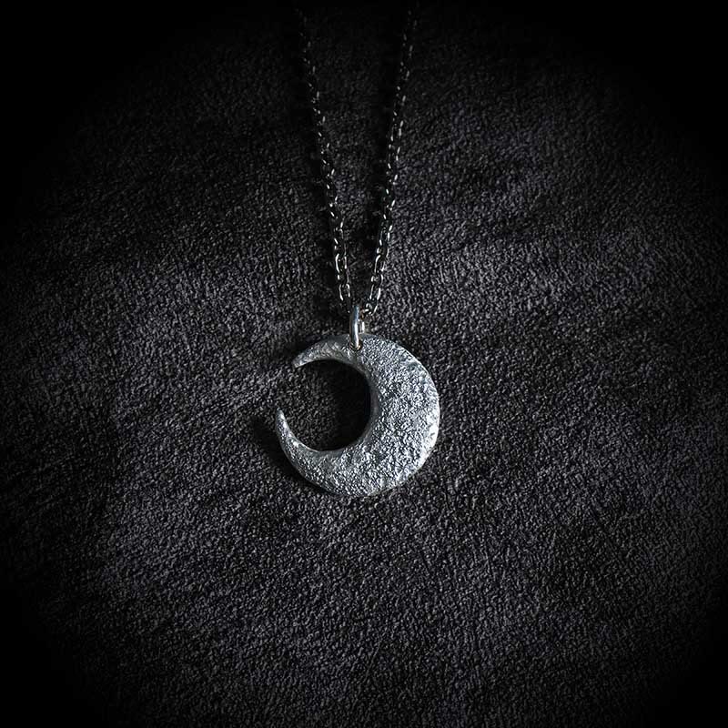 Collar con colgante de equilibrio de luna de plata de ley 999 con Buddha Stones