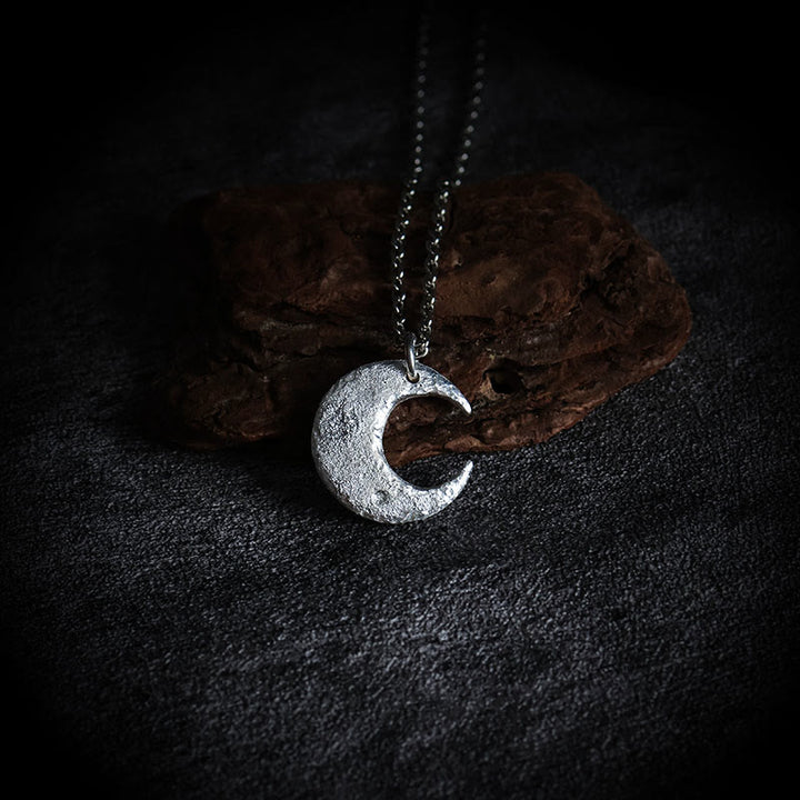 Collar con colgante de equilibrio de luna de plata de ley 999 con Buddha Stones