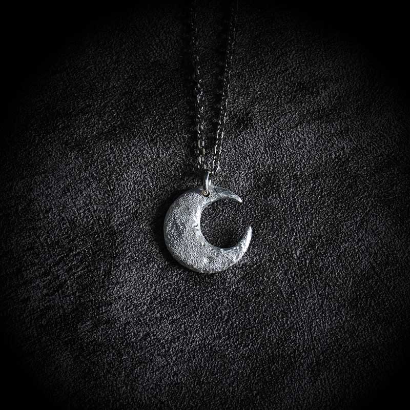 Collar con colgante de equilibrio de luna de plata de ley 999 con Buddha Stones