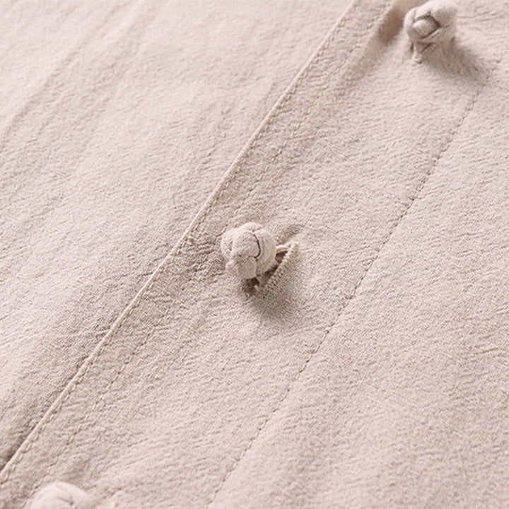 Buddha Stones Camisa informal de lino y algodón con botones delanteros y mangas tres cuartos de color liso para hombre con bolsillos - image 4