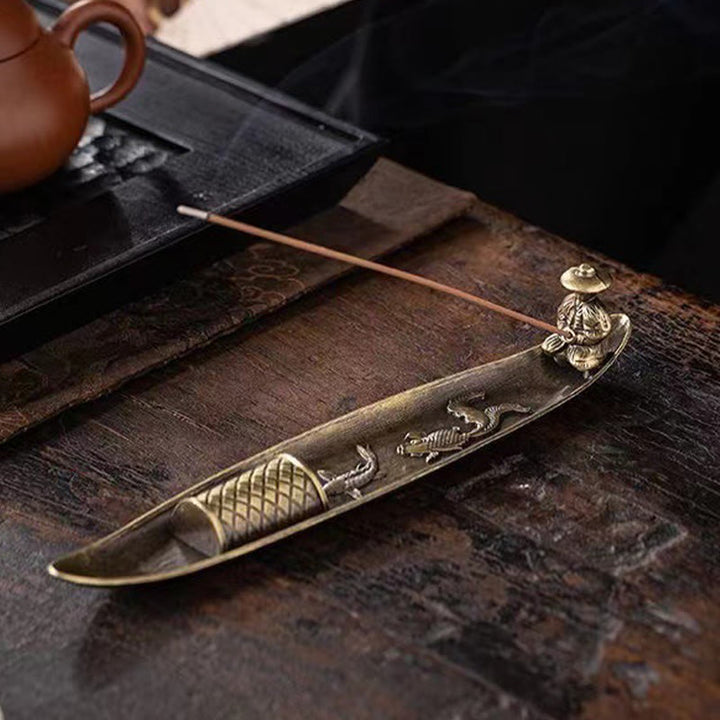 Quemador de incienso de aleación de zinc con forma de pez koi y barco de pescador con Buddha Stones, decoración curativa
