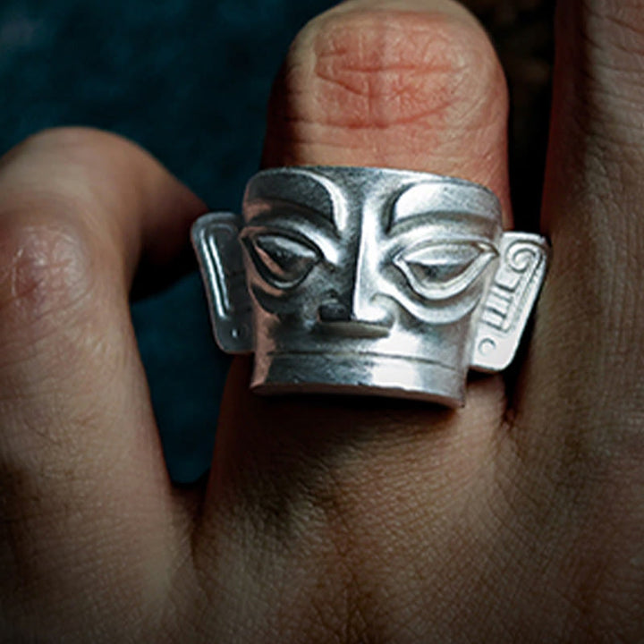 Anillo de protección con máscara de Sanxingdui de plata de ley 999 fundida a mano con Buddha Stones
